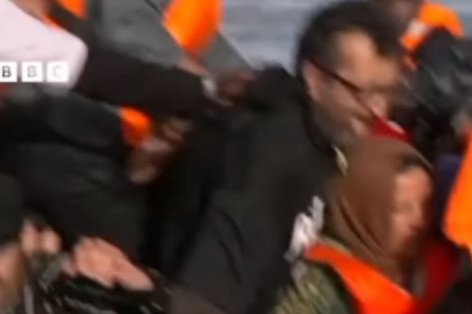 Γάλλοι αστυνομικοί σκίζουν φουσκωτή βάρκα με μετανάστες (βίντεο)