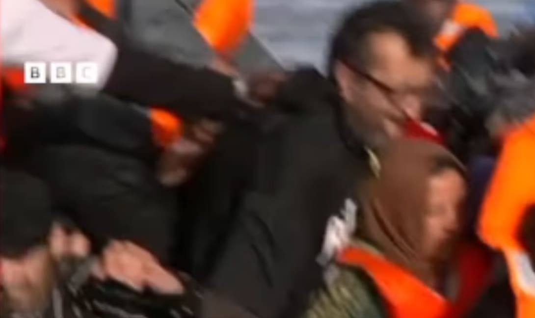 Γάλλοι αστυνομικοί σκίζουν φουσκωτή βάρκα με μετανάστες (βίντεο)
