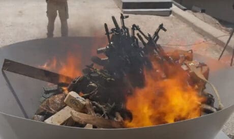 Έκαψαν τα όπλα τους αντάρτες μαχητές του PKK (βίντεο)