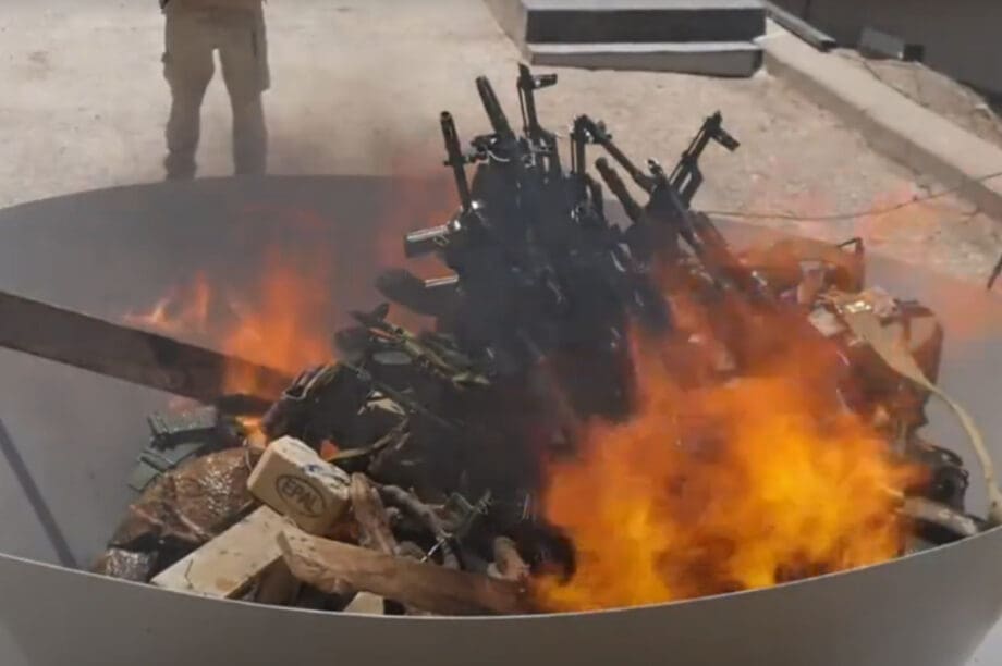Έκαψαν τα όπλα τους αντάρτες μαχητές του PKK (βίντεο)