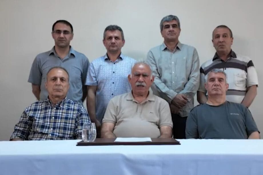 Οτσαλάν: Εμφανίστηκε με μήνυμά του μετά από δεκαετίες! (βίντεο)