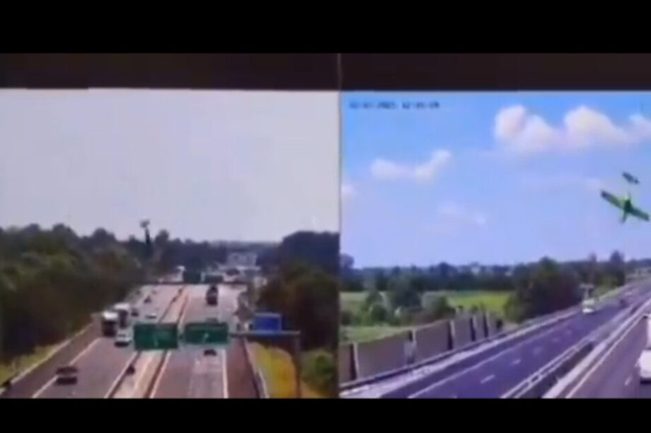 Ιταλία: Σοκαριστική συντριβή αεροπλάνου σε αυτοκινητόδρομο! (βίντεο)