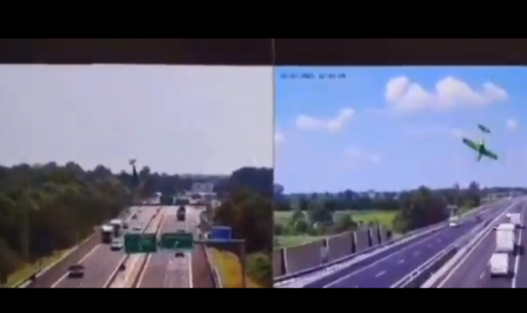 Ιταλία: Σοκαριστική συντριβή αεροπλάνου σε αυτοκινητόδρομο! (βίντεο)