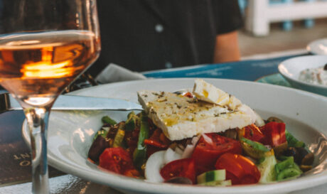 Εστιατόριο χρέωνε 15€ τη χωριάτικη σαλάτα και έξτρα άλλα 2,5€ το λάδι!!! (βίντεο)