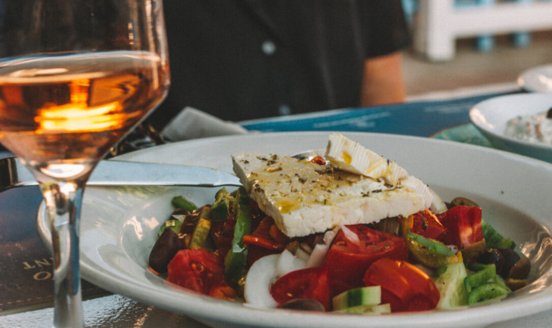 Εστιατόριο χρέωνε 15€ τη χωριάτικη σαλάτα και έξτρα άλλα 2,5€ το λάδι!!! (βίντεο)