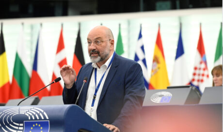 Σάκης Αρναούτογλου