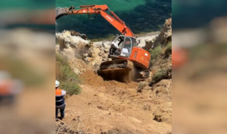 Δείτε πώς σώθηκε την τελευταία στιγμή χειριστής εκσκαφέα - Σοκαριστικό βίντεο