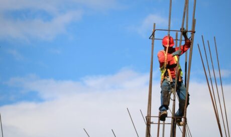 Οικοδόμος τεχνίτης εργαζόμενος