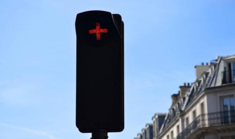 Που βρίσκεται και τι συμβολίζει ο σταυρός στους φωτεινούς σηματοδότες