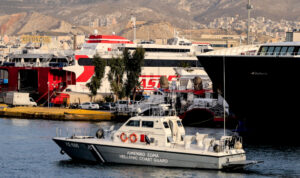 Συναγερμός για αυτοκίνητο που έπεσε στο λιμάνι του Πειραιά