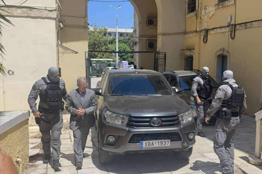 Γιατρός κατασκήνωση ασέλγεια