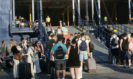 κίνηση λιμάνι τουρίστες