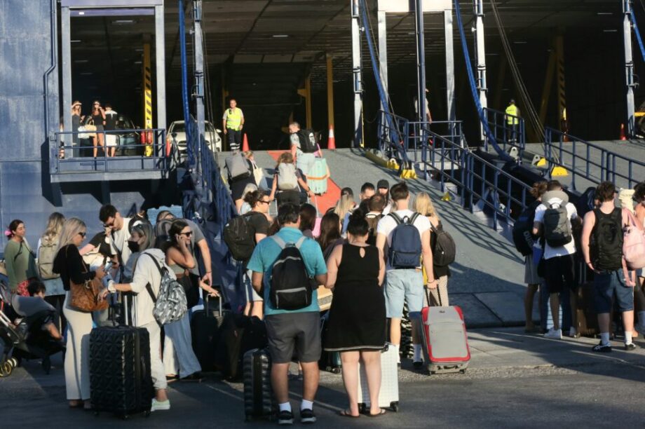 κίνηση λιμάνι τουρίστες