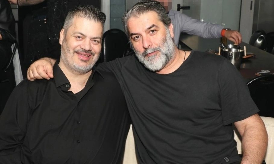 Βασίλης Μπισμπίκης – Μανώλης Κονταρός: Απολαμβάνουν τις διακοπές τους σε παραλία της Κρήτης (Βίντεο)