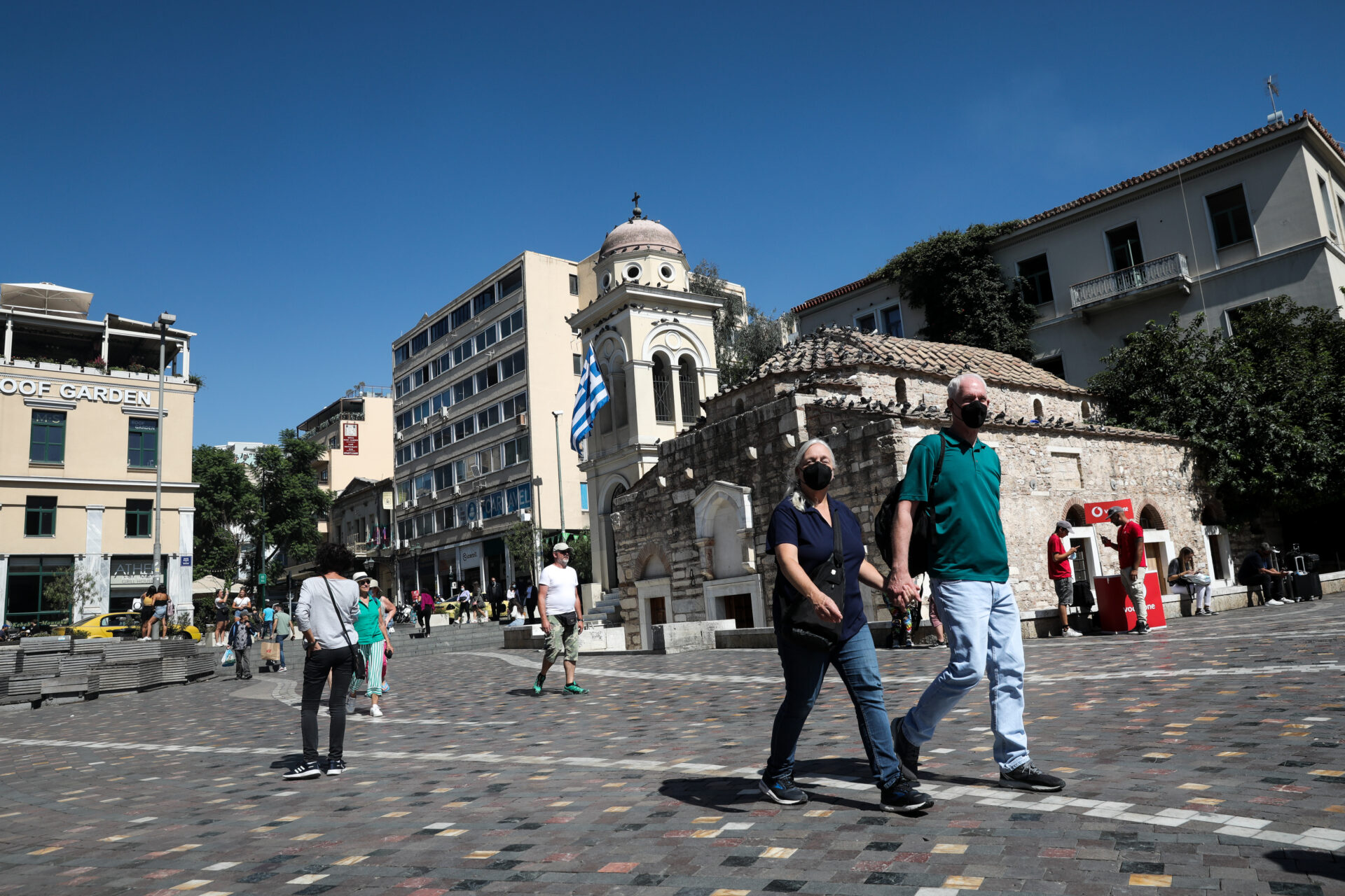 Έπεσε δέντρο στο Μοναστηράκι: Από τύχη δεν τραυματίστηκαν τουρίστες – Δείτε φωτογραφίες