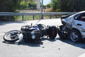 Σοβαρό τροχαίο τα ξημερώματα των Χριστουγέννων: Τραυματίστηκε στο κεφάλι οδηγός μηχανής