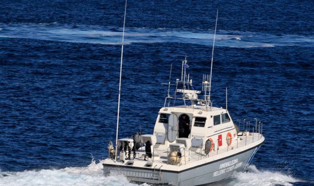 Λιμενικό Συναγερμός για επιβάτη που έπεσε στη θάλασσα από πλοίο