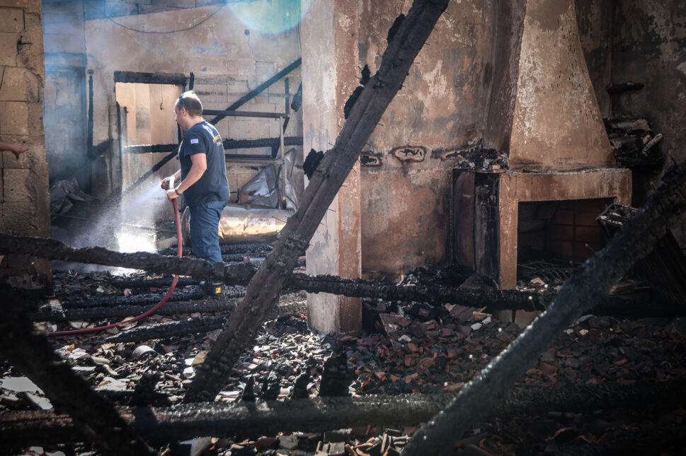 Στιγμιότυπο από την περιοχή του Κρυονερίου, Κυριακή 27 Ιουλίου 2025. Η φωτιά που ξέσπασε το μεσημέρι του Σαββάτου (26/7) έκαψε δεκάδες στρέμματα δασικής έκτασης, σπίτια και αυτοκίνητα. Εξαιτίας των ισχυρών ανέμων που έπνεαν στην περιοχή, υπήρξε μπαράζ μηνυμάτων "112" για εκκενώσεις πολλών οικισμών στα πύρινα μέτωπα. Από την Πυροσβεστική η φωτιά χαρακτηρίστηκε δύσκολη καθώς εξελίχθηκε σε μικτή ζώνη δάσους και οικιστικού ιστού. Στα μέτωπα της πυρκαγιάς επιχείρησαν 220 πυροσβέστες με 8 πεζοπόρα τμήματα και 69 οχήματα ενώ ρίψεις νερού πραγματοποίησαν 10 αεροσκάφη και 7 ελικόπτερα