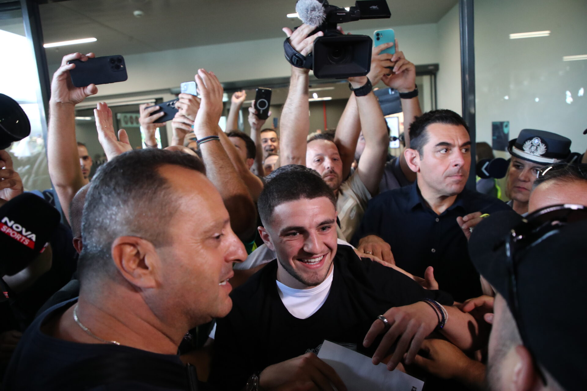 Υποδοχή «Μεσσία» στον Ζαφείρη από τους φιλάθλους του ΠΑΟΚ