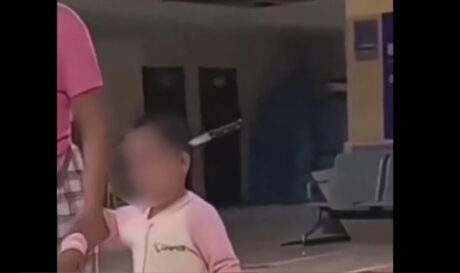 Παιδάκι Κίνα μαχαίρι
