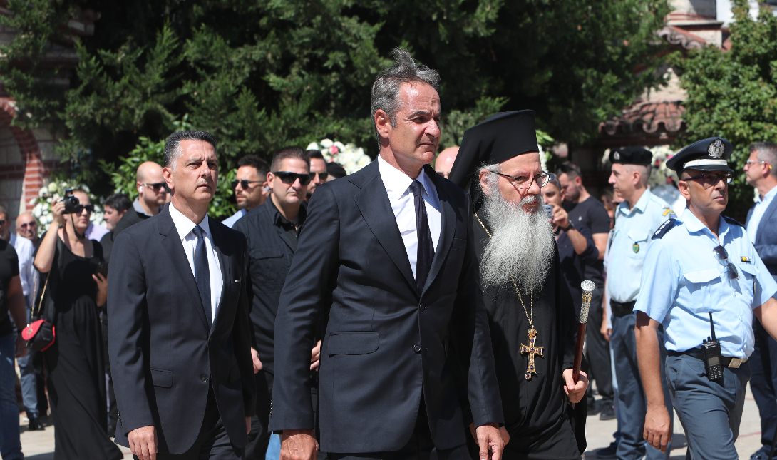 Πλήθος κόσμου στο «τελευταίο αντίο» στον Απόστολο Βεσυρόπουλο – Ποιοι έδωσαν το παρών