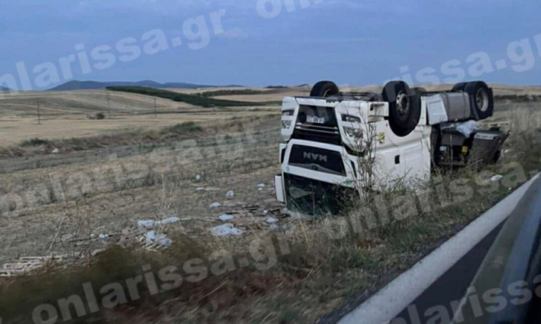 Σοκαριστικό τροχαίο στη Λάρισα: Ανετράπη νταλίκα – Από θαύμα σώθηκε ο οδηγός (Φωτογραφίες)