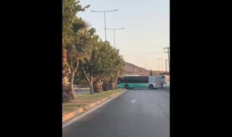 Ηράκλειο: «Δολοφονική» αναστροφή λεωφορείου στη Λεωφόρο Σενετάκη (βίντεο)