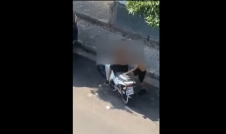 15χρονος και 9χρονος κλέβουν μηχανάκι μέρα - μεσημέρι! (βίντεο)