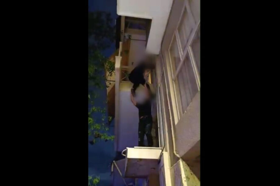 Αστυνομικοί απεγκλωβίζουν με αυτοθυσία μικρό παιδί από διαμέρισμα στον Πειραιά (βίντεο)