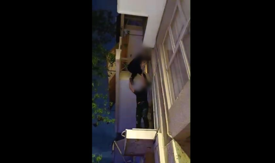 Αστυνομικοί απεγκλωβίζουν με αυτοθυσία μικρό παιδί από διαμέρισμα στον Πειραιά (βίντεο)