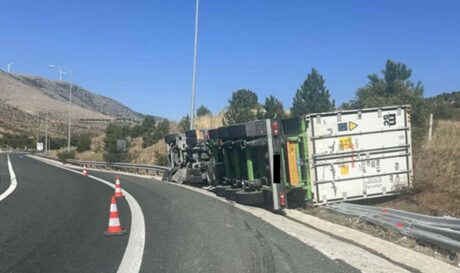 Ανατροπή νταλίκας στην Εγνατία Οδό, έκλεισε το ένα ρεύμα κυκλοφορίας