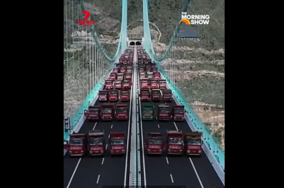 Κίνα: Δοκίμασαν τις αντοχές της υψηλότερης γέφυρας του πλανήτη βάζοντας επάνω της 96 φορτηγά (βίντεο)