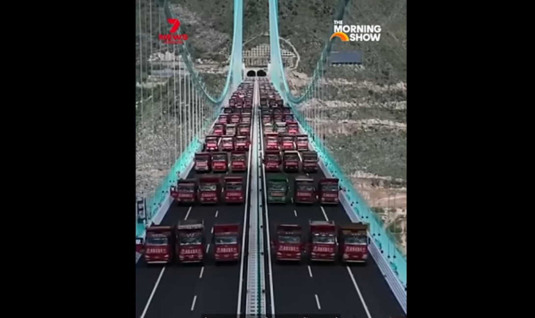 Κίνα: Δοκίμασαν τις αντοχές της υψηλότερης γέφυρας του πλανήτη βάζοντας επάνω της 96 φορτηγά (βίντεο)