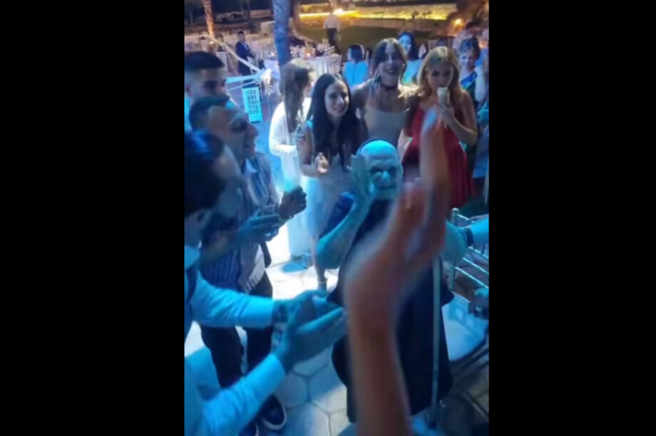 Σούπερ γιαγιά κλέβει τις εντυπώσεις σε γάμο! (βίντεο)