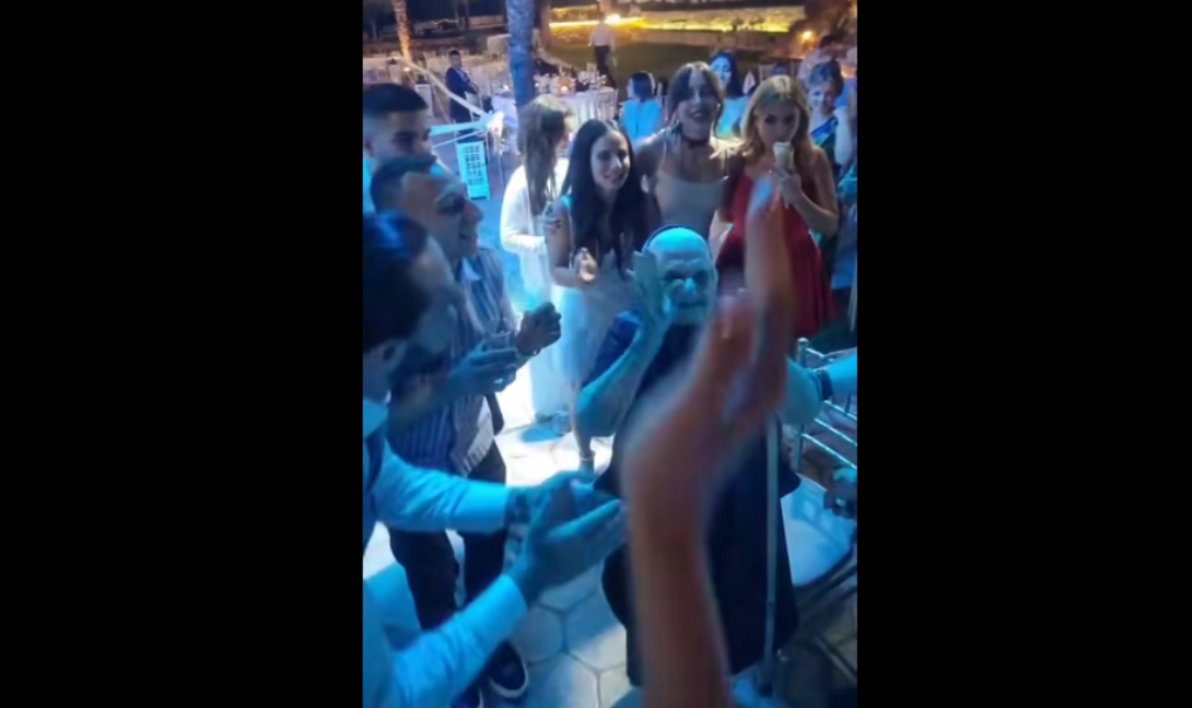 Σούπερ γιαγιά κλέβει τις εντυπώσεις σε γάμο! (βίντεο)
