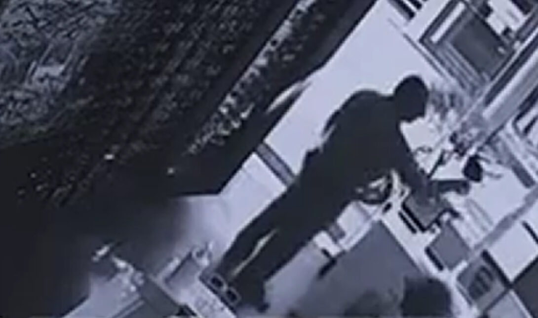 Καρέ καρέ η στιγμή που ζευγάρι κλέβει γυαλιά από κατάστημα οπτικών (βίντεο)
