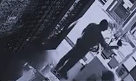Καρέ καρέ η στιγμή που ζευγάρι κλέβει γυαλιά από κατάστημα οπτικών (βίντεο)