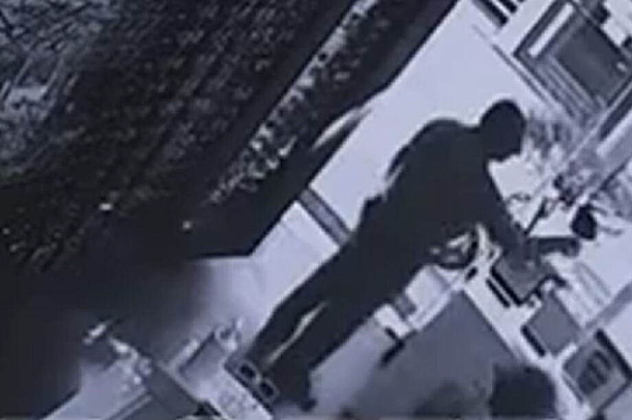 Καρέ καρέ η στιγμή που ζευγάρι κλέβει γυαλιά από κατάστημα οπτικών (βίντεο)