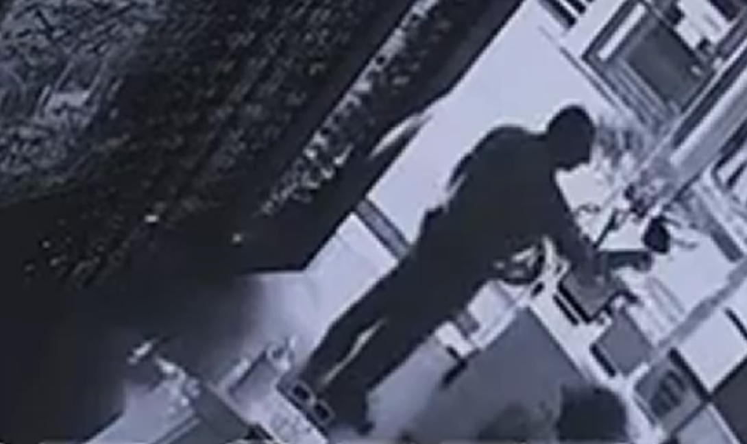 Καρέ καρέ η στιγμή που ζευγάρι κλέβει γυαλιά από κατάστημα οπτικών (βίντεο)