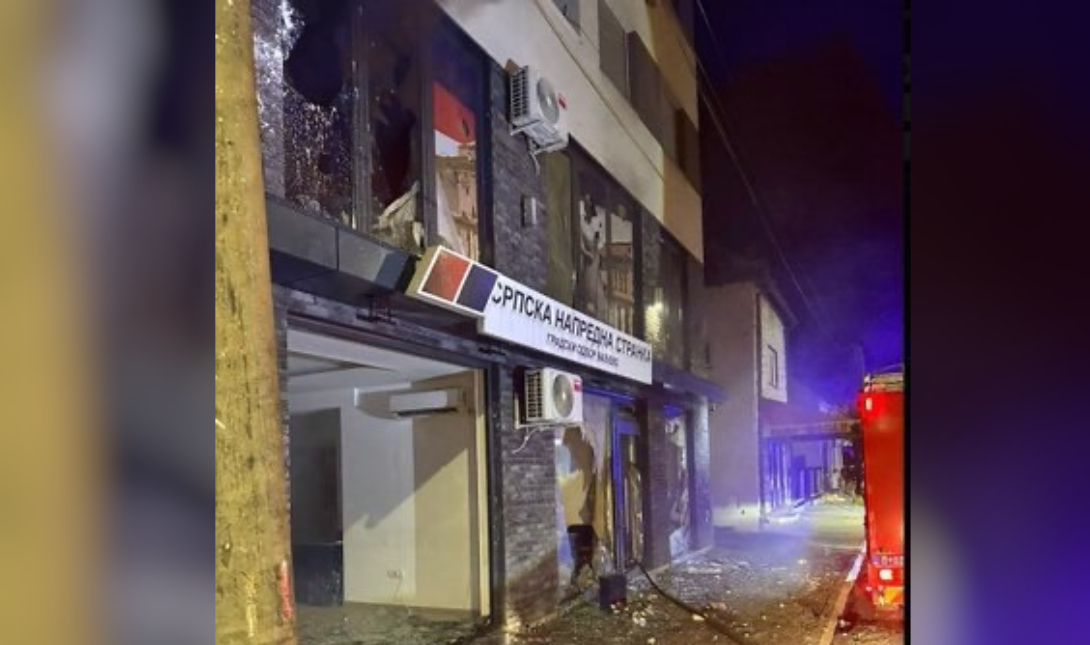Βίαια επεισόδια στη Σερβία: Διαδηλωτές επιτέθηκαν στα γραφεία του κυβερνώντος κόμματος – Δείτε βίντεο