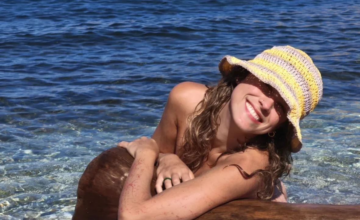 Η Έλλη Τρίγγου έκανε γυμνισμό σε ερημική παραλία (φωτο)