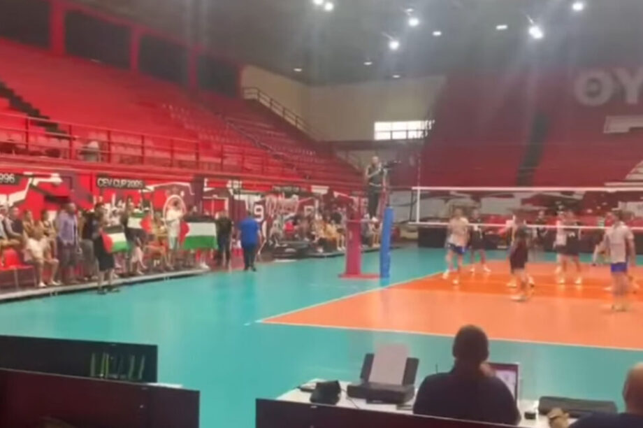 Προσαγωγές φιλάθλων που κρατούσαν Παλαιστινιακές σημαίες στον αγώνα βόλεϊ Ελλάδα – Ισραήλ