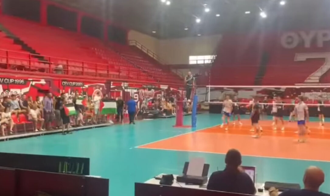 Προσαγωγές φιλάθλων που κρατούσαν Παλαιστινιακές σημαίες στον αγώνα βόλεϊ Ελλάδα – Ισραήλ