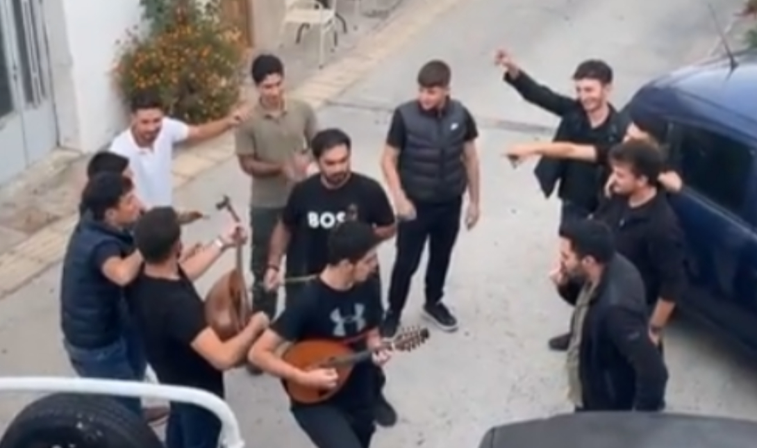 Μυρωδιά από Κρήτη… Παρέα νεαρών κάνουν καντάδα στα Ανώγεια  – Δείτε το βίντεο