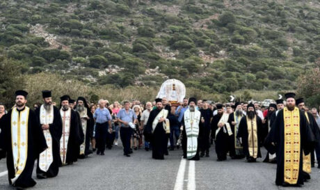 Πραγματοποιήθηκε η Λιτανευτική Κάθοδος της Παναγιάς Χαρακιανής στην ιερά Μητρόπολη Ρεθύμνης και Αυλοποτάμου