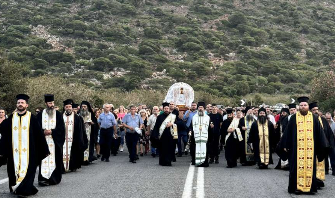 Πραγματοποιήθηκε η Λιτανευτική Κάθοδος της Παναγιάς Χαρακιανής στην ιερά Μητρόπολη Ρεθύμνης και Αυλοποτάμου