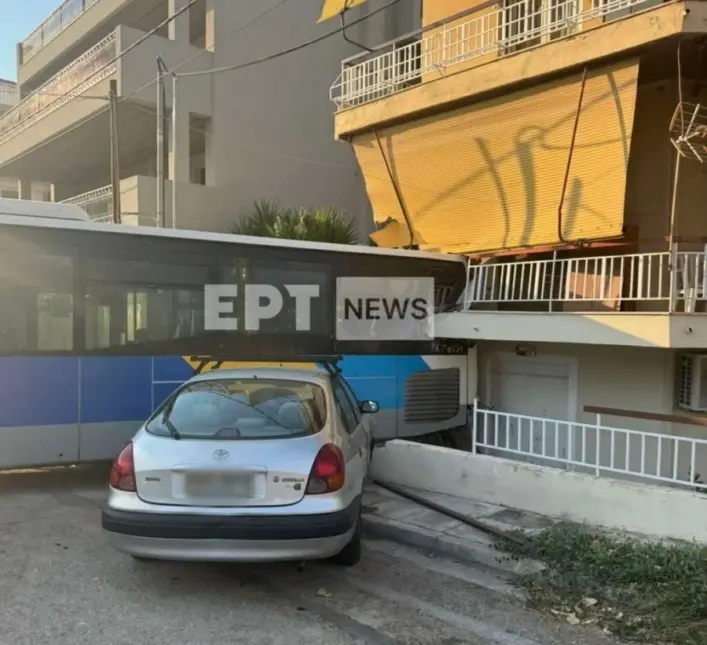 Τροχαίο με λεωφορείο – «Καρφώθηκε» σε σπίτι στου Παπάγου