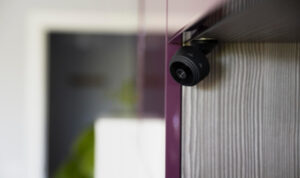 Κρυφή κάμερα μέσα σε δωμάτιο ξενοδοχείου κατέγραφε προσωπικές στιγμές και δημοσίευε το υλικό σε πορνογραφικό κανάλι