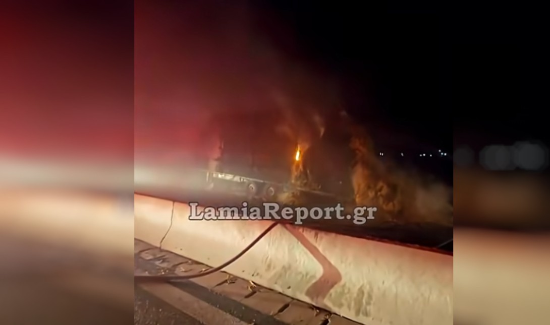 Νταλίκα τυλίχθηκε στις φλόγες γεμάτη άχυρα στον Ε65 στο ρεύμα προς Λαμία – Δείτε βίντεο