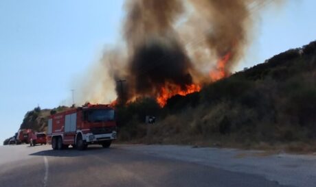 Εκκενώνονται οικισμοί στην Αιτωλοακαρνανία λόγω μεγάλης πυρκαγιάς